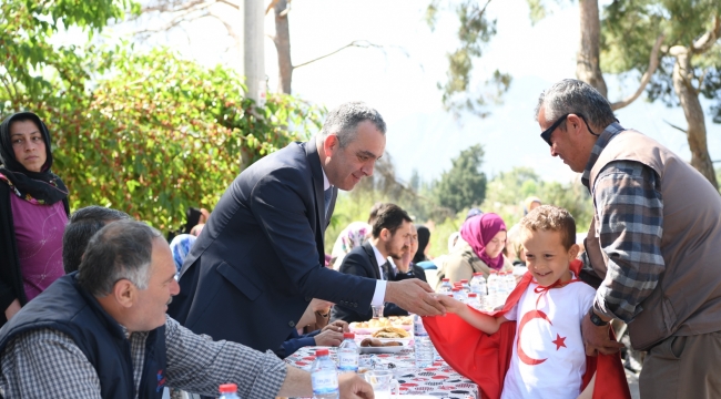 BAŞKAN SEMİH ESEN, ÇOCUKLARIN BAYRAM COŞKUSUNU PAYLAŞTI 