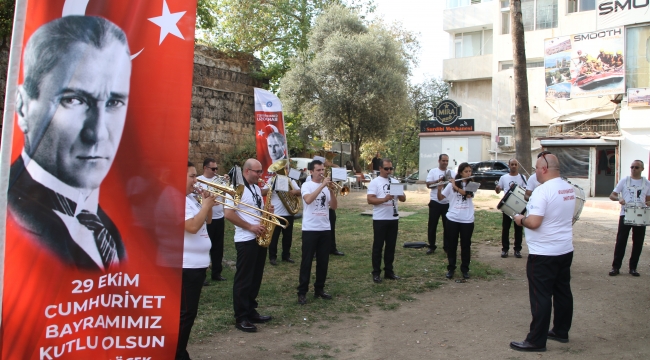 CUMHURİYET BANDOSU’NDAN COŞKULU KONSERLER 