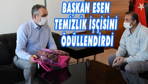 BAŞKAN ESEN TEMİZLİK İŞÇİSİNİ ÖDÜLLENDİRDİ