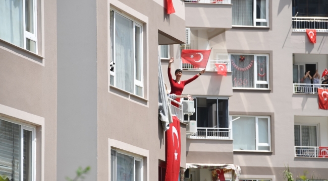 KONYAALTI 23 NİSAN COŞKUSUNU BALKONLARDA YAŞADI