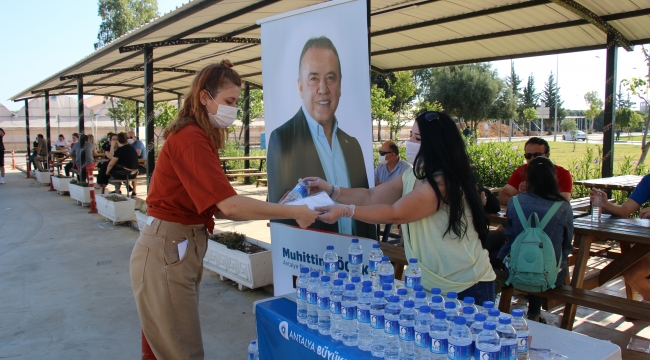 SINAV ÖNCESİ SU, MASKE VE KALEM DAĞITILDI