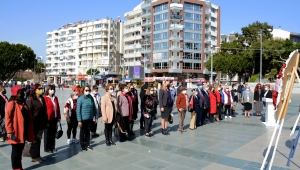 ANTALYA'LI KADINLAR 8 MART'I CUMHURİYET MEYDANI'N DA KUTLADI