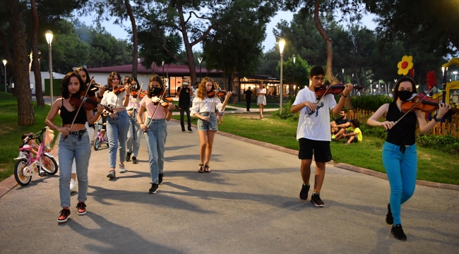 KONYAALTI ODA ORKESTRASI’NDAN ‘FLASH MOB’ SÜRPRİZİ