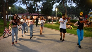 KONYAALTI ODA ORKESTRASI’NDAN ‘FLASH MOB’ SÜRPRİZİ