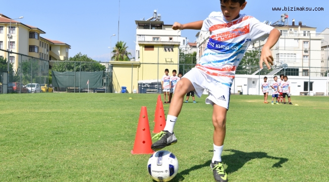 KONYAALTI’NDA FUTBOL VE TENİS KURSLARI BAŞLIYOR