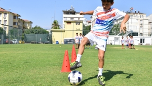 KONYAALTI’NDA FUTBOL VE TENİS KURSLARI BAŞLIYOR