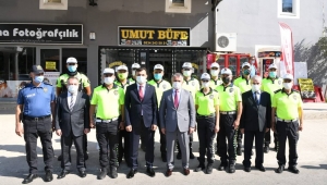 VALİ YAZICI’DAN KASK HEDİYESİ 