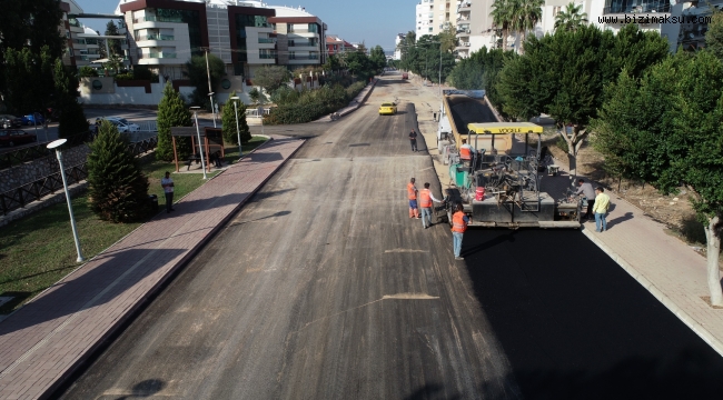 KONYAALTI’NDA YOLLAR ASFALTLANIYOR