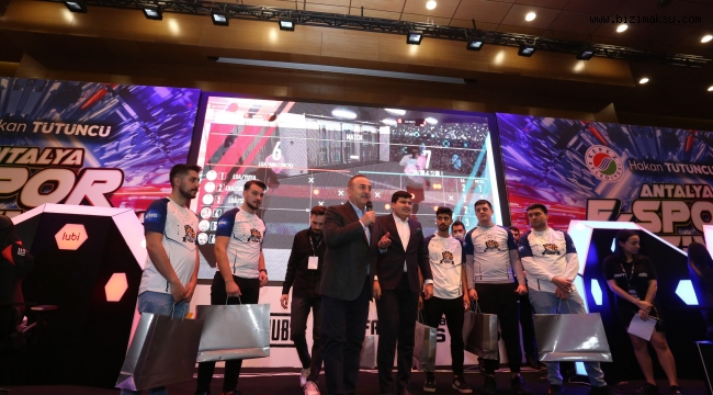 Bakan Çavuşoğlu, E-SPORFEST’in konuğu oldu 