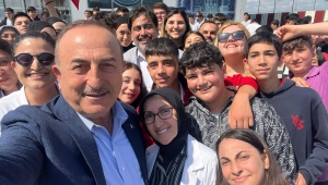 BAKAN ÇAVUŞOĞLU ÖĞRENCİLERLE BULUŞTU