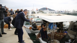 Başkan Böcek, Balıkçı Barınağını ziyaret etti 