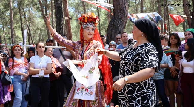 GERÇEK KINA MERASİMİNİ TEMSİLİ SANDILAR 