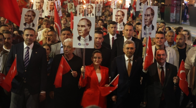 ON BİNLERCE ANTALYALI CUMHURİYET İÇİN YÜRÜDÜ