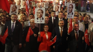 ON BİNLERCE ANTALYALI CUMHURİYET İÇİN YÜRÜDÜ