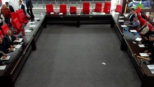 AKSU MECLİSİNDE GERGİN ANLAR