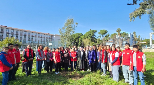 ÖĞRENCİLER OKUL BAHÇESİNE ZEYTİN DİKTİ