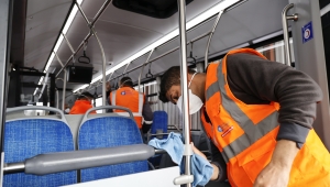 BÜYÜKŞEHİR TOPLU ULAŞIM ARAÇLARINI TİTİZLİKLE TEMİZLİYOR 