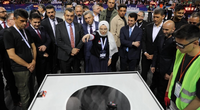 BAKAN TEKİN ANTALYA’DAKİ ROBOT YARIŞMASINDA GENÇLERLE BULUŞTU