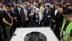 BAKAN TEKİN ANTALYA’DAKİ ROBOT YARIŞMASINDA GENÇLERLE BULUŞTU