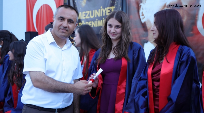 AKSU ORTAOKULU'NDA MEZUNİYET COŞKUSU 