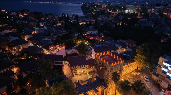 ANTALYA'NIN TARİHİ KAPISI AYDINLATILDI