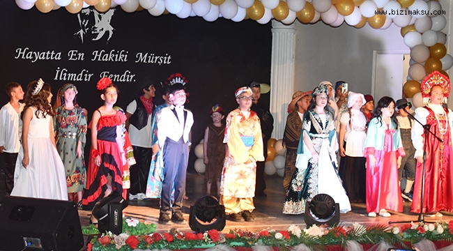 İLKOKUL ÖĞRENCİLERİNDEN BARIŞ VE UMUT DOLU İNGİLİZCE GÖSTERİSİ