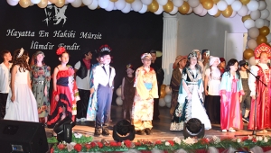 İLKOKUL ÖĞRENCİLERİNDEN BARIŞ VE UMUT DOLU İNGİLİZCE GÖSTERİSİ