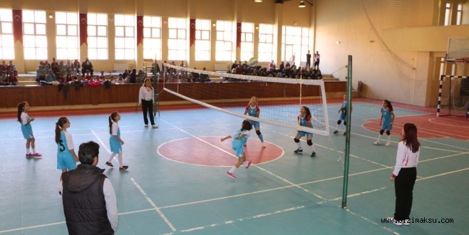 AKSU’DA VOLEYBOL VE FUTSAL HEYECANI