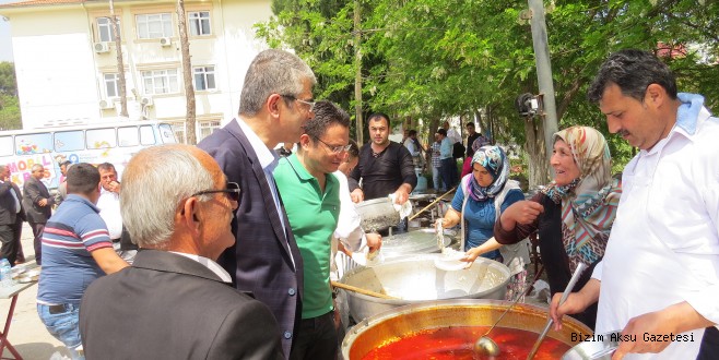 Aksu MHP'li Tarkan Akıllı’yı bağrına bastı