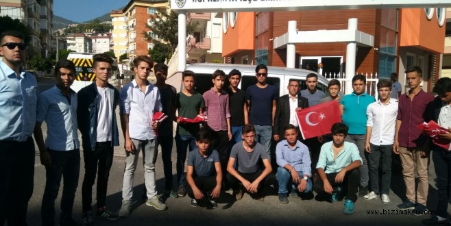 Alanya Ülkü Ocakları Polise ve Askere Bayrak Dağıttı