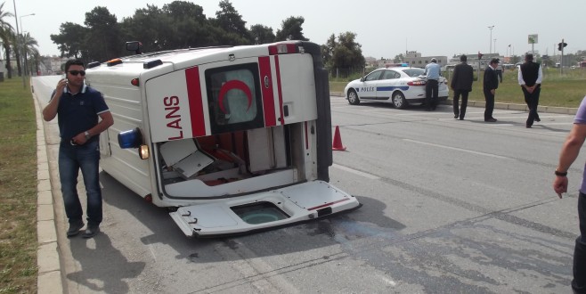 Ambulans Tur otobüsüne çarptı 5 hafif yaralı
