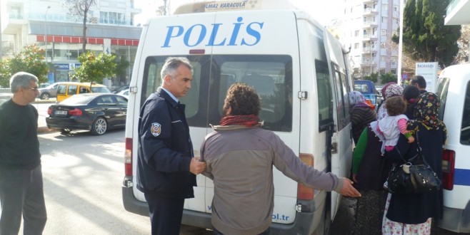 ANTALYA POLİSİ DİLENCİLERE GÖZ AÇTIRMADI
