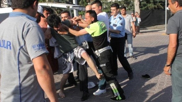Aracıyla Takla Atan Genç, Kendisini Hastaneye Götürmek İsteyen Polislere Direndi