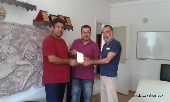 Az Daha Vekil Oluyordum Film’nden Gazeteci Taner Şahin’e Plaket