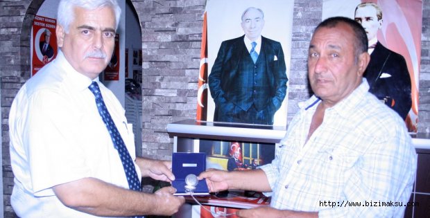Bahçeli'den Büyükkalay'a Anlamlı Hediye