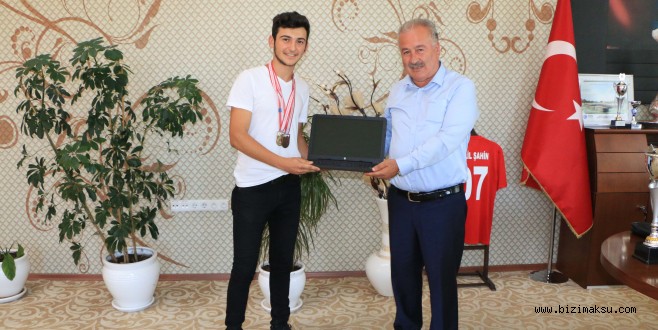 BAŞARILI SPORCUYA BAŞKAN ŞAHİN’DEN LAPTOP