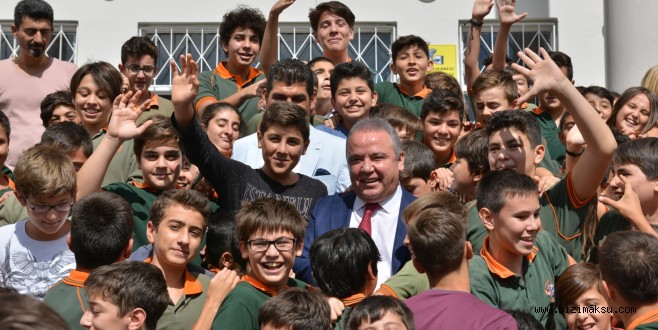 Başkan Böcek’e Öğrencilerden Sevgi Gösterisi