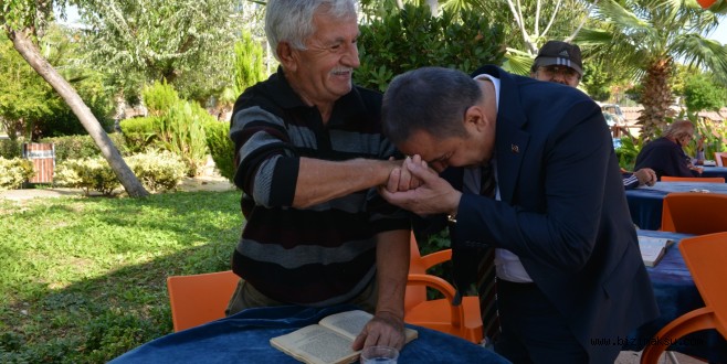 Başkan Böcek, Emekli Kahvesini Ziyaret Etti