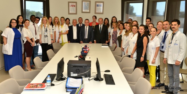 Başkan Böcek, Öğrencilerle Kucaklaştı