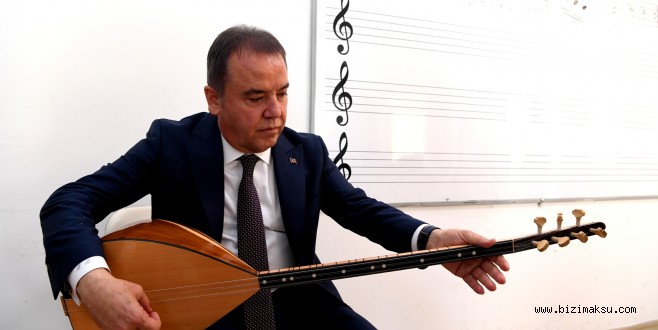 Başkan Böcek’ten ‘bağlama’ dinletisi…