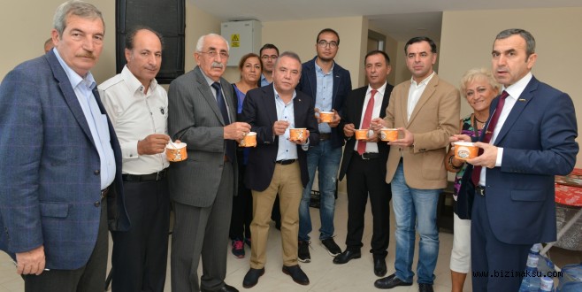 Başkan Böcek, Vatandaşa Aşure İkram Etti