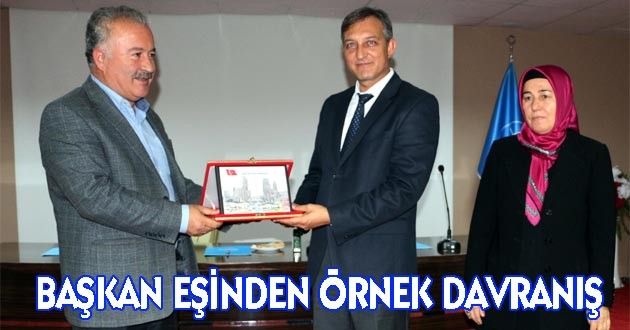 BAŞKAN EŞİNDEN ÖRNEK DAVRANIŞ