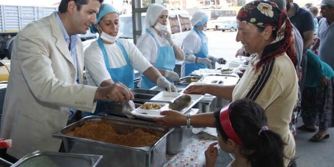 Başkan Genç iftar yemeği dağıttı