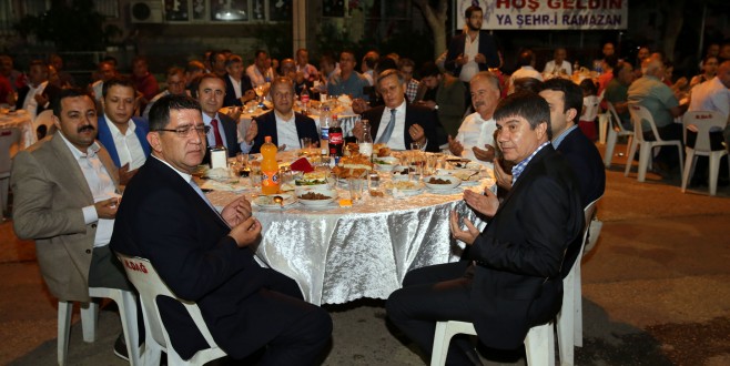 Başkan Türel iftarını esnafla açtı