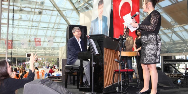 Başkan Türel kadınlar için çaldı