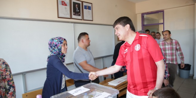 Başkan Türel oyunu kullandı