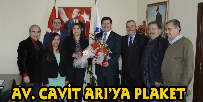 BİLSEM’DEN İGM BAŞKANI AV. CAVİT ARI’YA PLAKET