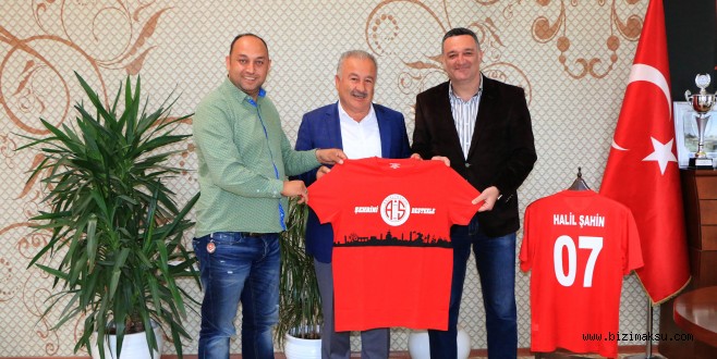 BÜYÜK ANTALYASPOR DERNEĞİ’NDEN ŞAHİN’E HEDİYE FORMA