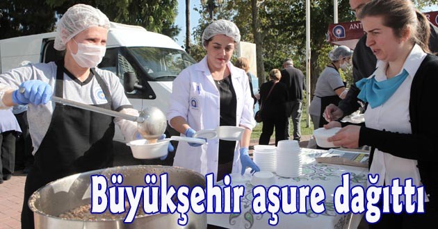 Büyükşehir aşure dağıttı