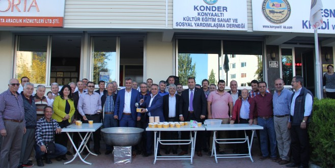 Çavuşoğlu, KONDER’de Aşure dağıttı